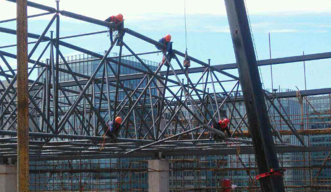 深州论网架装配施工中搭设脚手架应当留神的事故